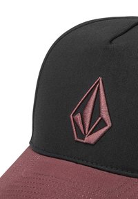 Casquette noire avec un design structuré, dotée d'un visière bordeaux et d'un logo brodé en bordeaux contrastant sur le devant.