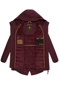 Giacca esterna color marrone rossiccio con interno trapuntato, dettagli gialli e molteplici tasche. Presenta un cappuccio e una texture liscia.