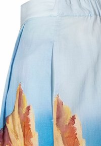 Lichtblauwe rok met een plooidesign, voorzien van een gedrukt patroon van kleurrijke rotsformaties aan de zoom. Zachte stoftextuur, casual stijl.