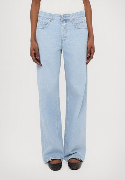 Lyseblå bredbenede jeans lavet af denim, med fem lommer, bæltestropper og en standardlynlås med knaplukning.