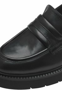 Mocassin en cuir noir avec semelle plate, détails cousus et deux bandeaux en cuir horizontaux sur le dessus. Fini lisse et brillant.