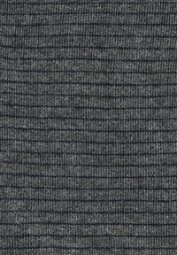 Szara dzianina z fakturowanym, prążkowanym wzorem z naprzemiennymi cienkimi i grubymi paskami. Miękki, elastyczny materiał.