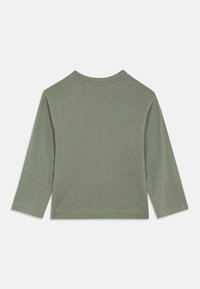 Olivenfarbendes Langarm-Shirt mit Rundhalsausschnitt und schlichter Naht, von hinten auf einem weißen Hintergrund gezeigt.