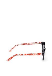 Gafas de sol con un grueso marco negro y brazos transparentes con un diseño rojo que presentan acentos moteados y un acabado suave.