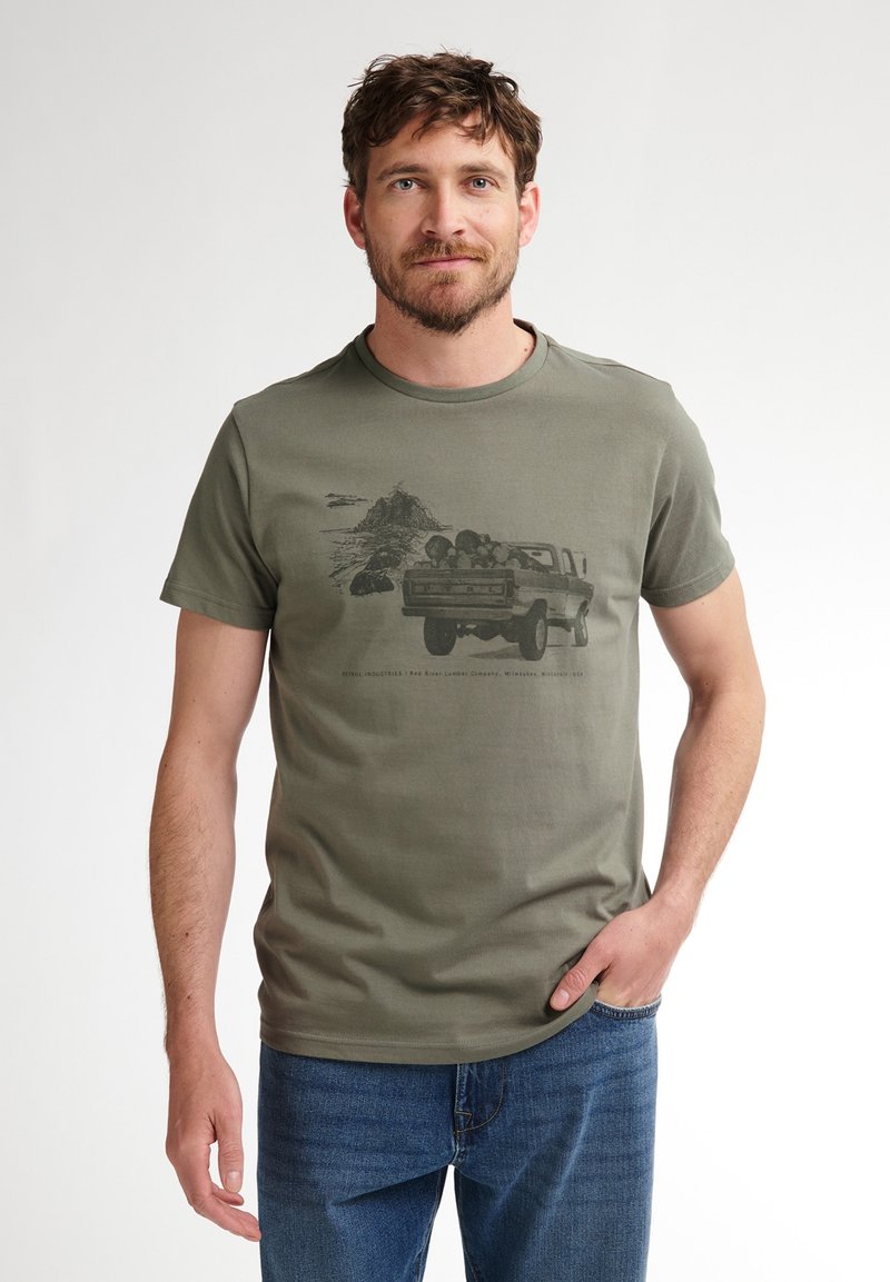 Olijfgroene katoenen t-shirt met korte mouwen, voorzien van een grafische print van een vrachtwagen en berglandschap in het zwart, met een ronde halslijn en een ontspannen pasvorm.