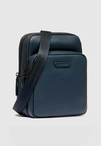 Borsa a tracolla in pelle blu navy con superficie testurizzata, doppio scomparto con zip e tracolla in tessuto intrecciato con nome del marchio impresso.