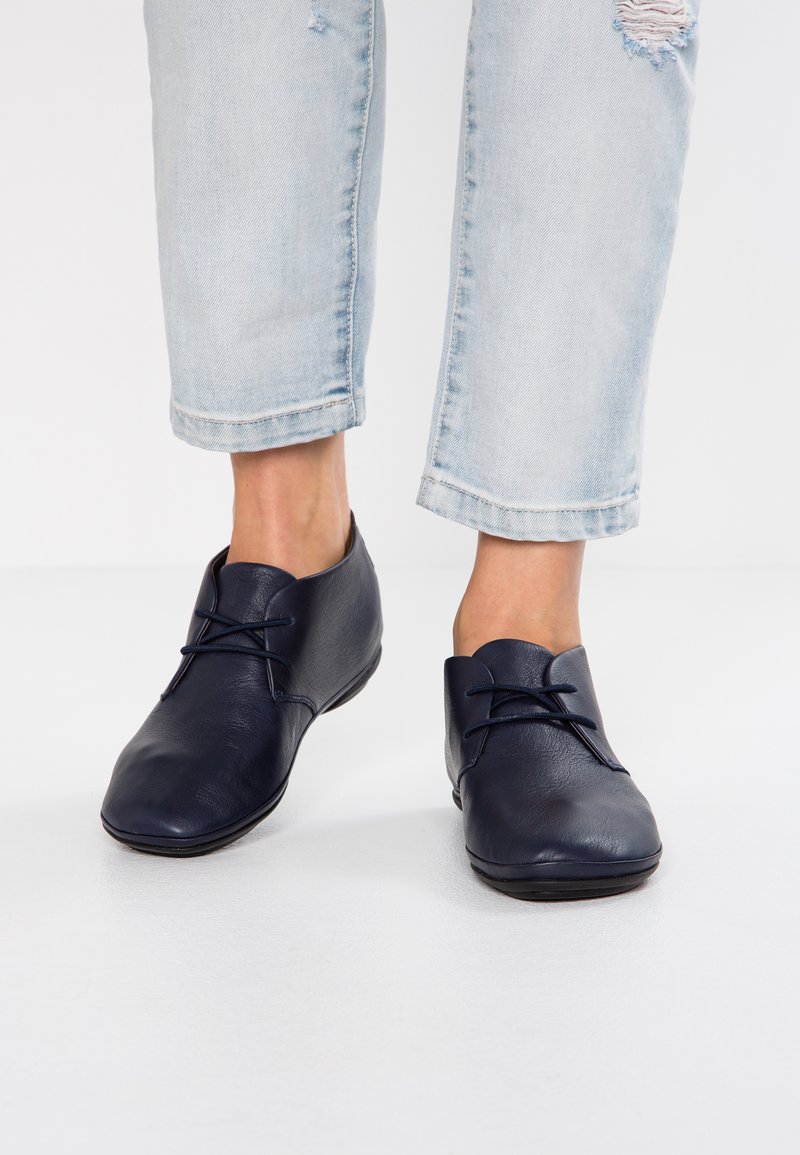 asics tiger shoes black