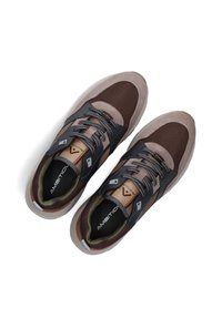 Sneakers met een combinatie van bruin suede en mesh bovenzijde, met zwarte accenten, ronde neus en platte rubberen zool. Reflecterende veters. 