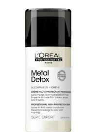 L'Oréal Professionnel Metal Detox-crème in een slanke zwart-witte fles van 100 ml. Textuur oppervlak, professionele branding en pompdispenser.