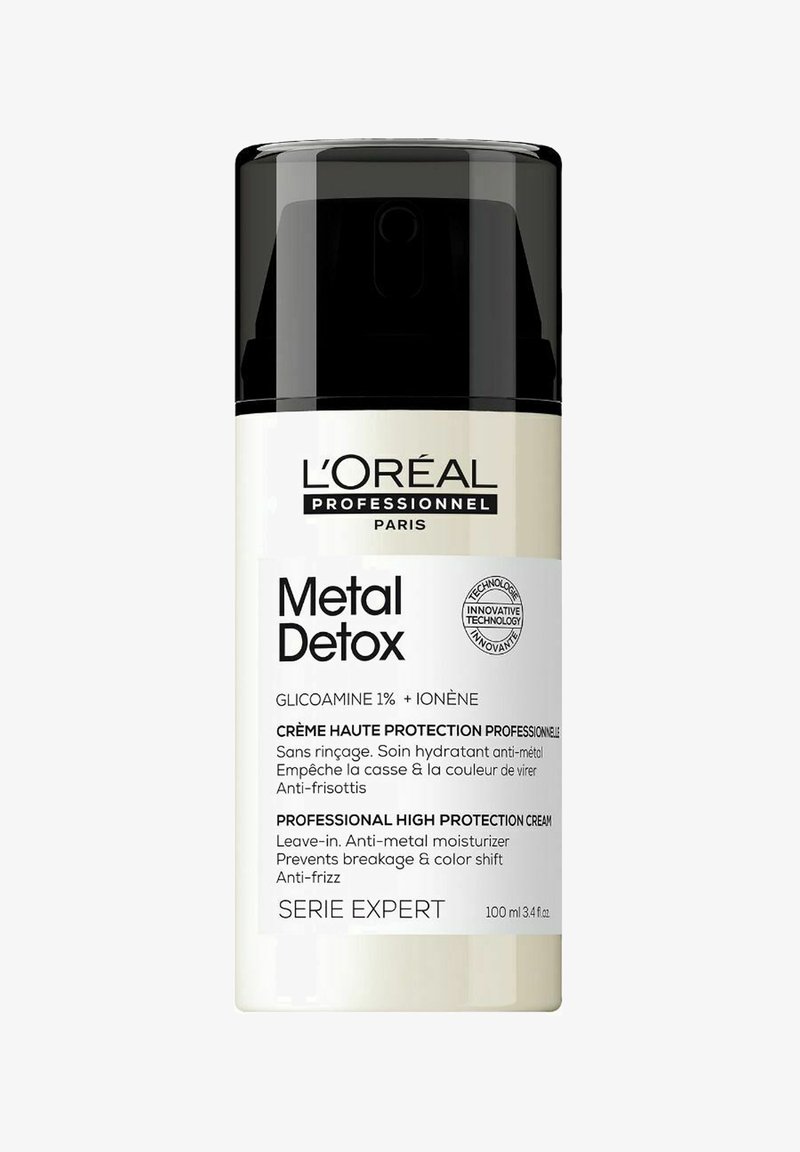 L'Oréal Professionnel Metal Detox-crème in een slanke zwart-witte fles van 100 ml. Textuur oppervlak, professionele branding en pompdispenser.