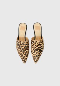 Mules en imprimé léopard avec un bout pointu, confectionnés en matériau lisse. Design ouvert à l'arrière avec une semelle intérieure beige et des accents noirs.