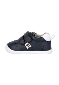 Zapatilla de todder en azul marino con suela blanca, doble correa de Velcro, lengüeta blanca en el talón y logo de la letra "P" en el lateral.