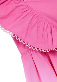 Vestido de algodón rosa con escote rizado, que cuenta con un ribete de encaje blanco en forma de concha y una cintura fruncida para una silueta fluida.