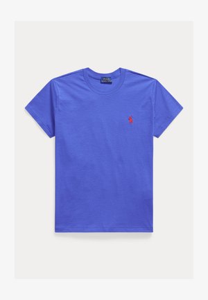 Tricou albastru cu mâneci scurte și guler rotund, cu un mic logo Polo Ralph Lauren brodat roșu pe pieptul stâng.