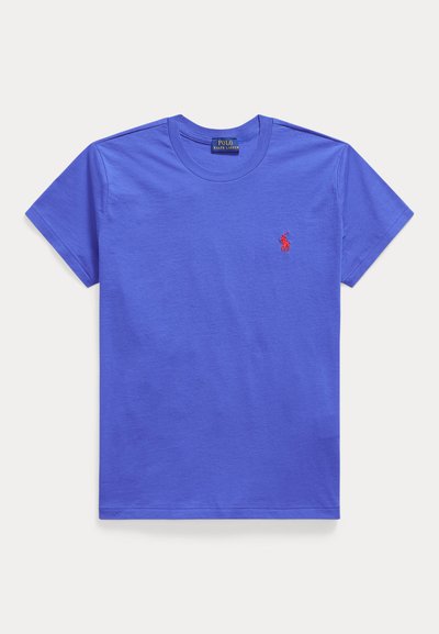 Modré tričko s krátkym rukávom a okrúhlym výstrihom s malým červeným vyšívaným logom Polo Ralph Lauren na ľavej strane hrudníka.