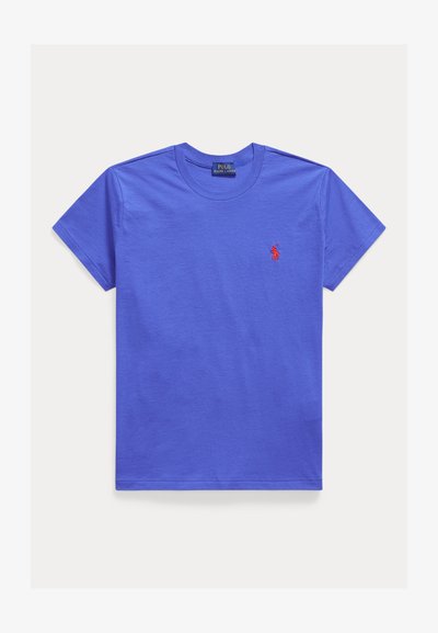 Modré tričko s krátkym rukávom a okrúhlym výstrihom s malým červeným vyšívaným logom Polo Ralph Lauren na ľavej strane hrudníka.