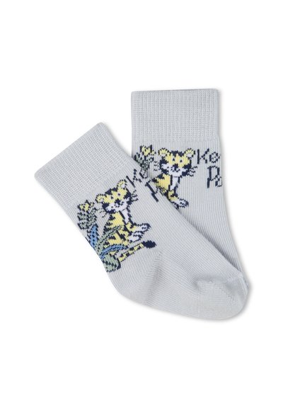 Chaussettes gris clair avec un tricot texturé. Présentent des motifs colorés de tigres et de plantes. Poignet côtelé horizontal avec une écriture audacieuse.