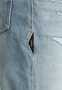 CHASIN' ORION.S DESERT - Kratke hlače od trapera - denim