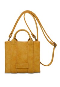 Gelbe Wildleder-Handtasche mit strukturiertem Design, kurzen Griffen und einem abnehmbaren Schulterriemen. Sie verfügt über genähte Akzente und ein Logo-Tag.