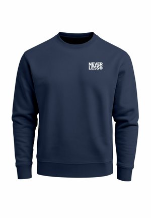 Marineblauer Pullover aus Baumwollmischung mit Rundhalsausschnitt, gerippten Bündchen und einem weißen "NEVER LESS®" Logo auf der linken Brust.