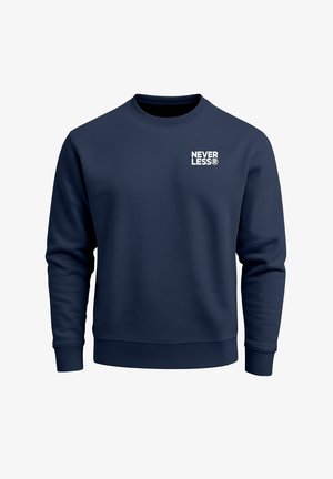 Marineblauer Pullover aus Baumwollmischung mit Rundhalsausschnitt, gerippten Bündchen und einem weißen "NEVER LESS®" Logo auf der linken Brust.