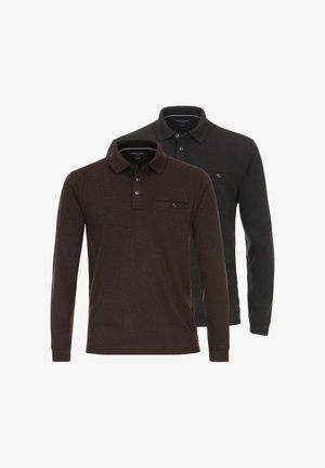 Zwei langärmelige Polohemden; eines in Dunkelbraun mit einer geknöpften Tasche, das andere in Dunkelgrau. Beide haben einen klassischen Kragen und eine einfarbige Struktur.