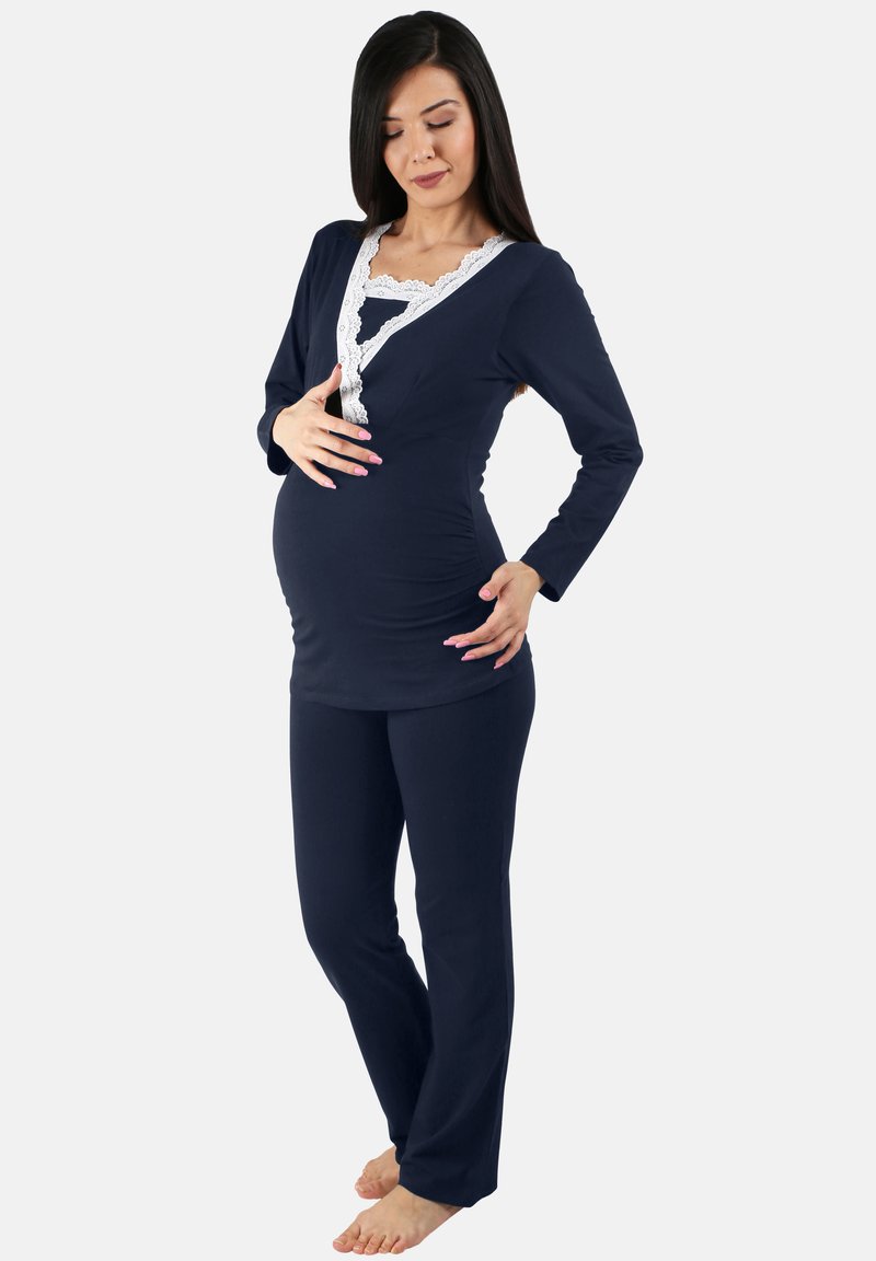 Navy Umstands-Pyjama-Set mit langen Ärmeln, kontrastierendem Spitzenbesatz am Ausschnitt und einer figurschmeichelnden Passform, die einem wachsenden Bauch Platz bietet.