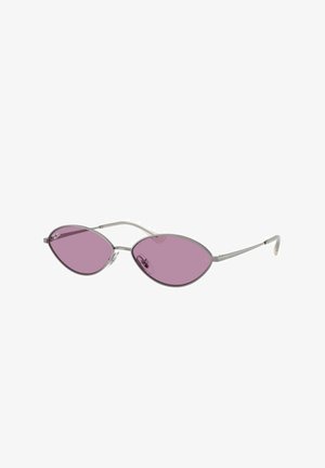 Des lunettes de soleil en œil de chat avec des montures en métal argenté fines et des verres violet clair. Elles présentent un design minimaliste sans motifs ou accessoires supplémentaires.