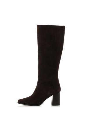 Bota de ante negra hasta la rodilla con punta afilada y tacón rectangular. Presenta una textura suave y un diseño minimalista.