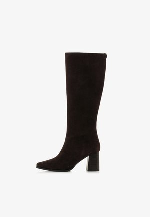 Bota de ante negra hasta la rodilla con punta afilada y tacón rectangular. Presenta una textura suave y un diseño minimalista.