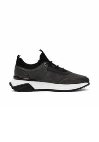 Szare zamszowe sneakersy z czarnymi akcentami, z białą podeszwą środkową, teksturowaną cholewką i płaską czarną podeszwą zewnętrzną. Sznurowany design.