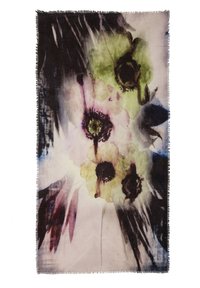 Foulard floreale con una stampa mista di fiori verde chiaro e viola con accenti neri su un tessuto morbido e texture. I bordi sono frangiati.