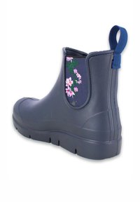 Marineblaue Gummistiefel mit einem floralen Design an der Seite, strukturiert mit einer Zuglasche für einfaches Anziehen und einer dicken, gemusterten Sohle.