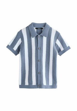 Strickjacke mit kurzen Ärmeln in Blau-Weiß mit vertikalen Streifen, Knopfleiste vorne und spitzem Kragen.