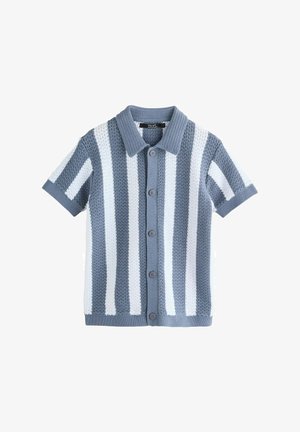 Kratki pletivi kardigan s vertikalnim plavim i bijelim prugama, kopčanjem sprijeda na gumbe i šiljatom ovratnikom.