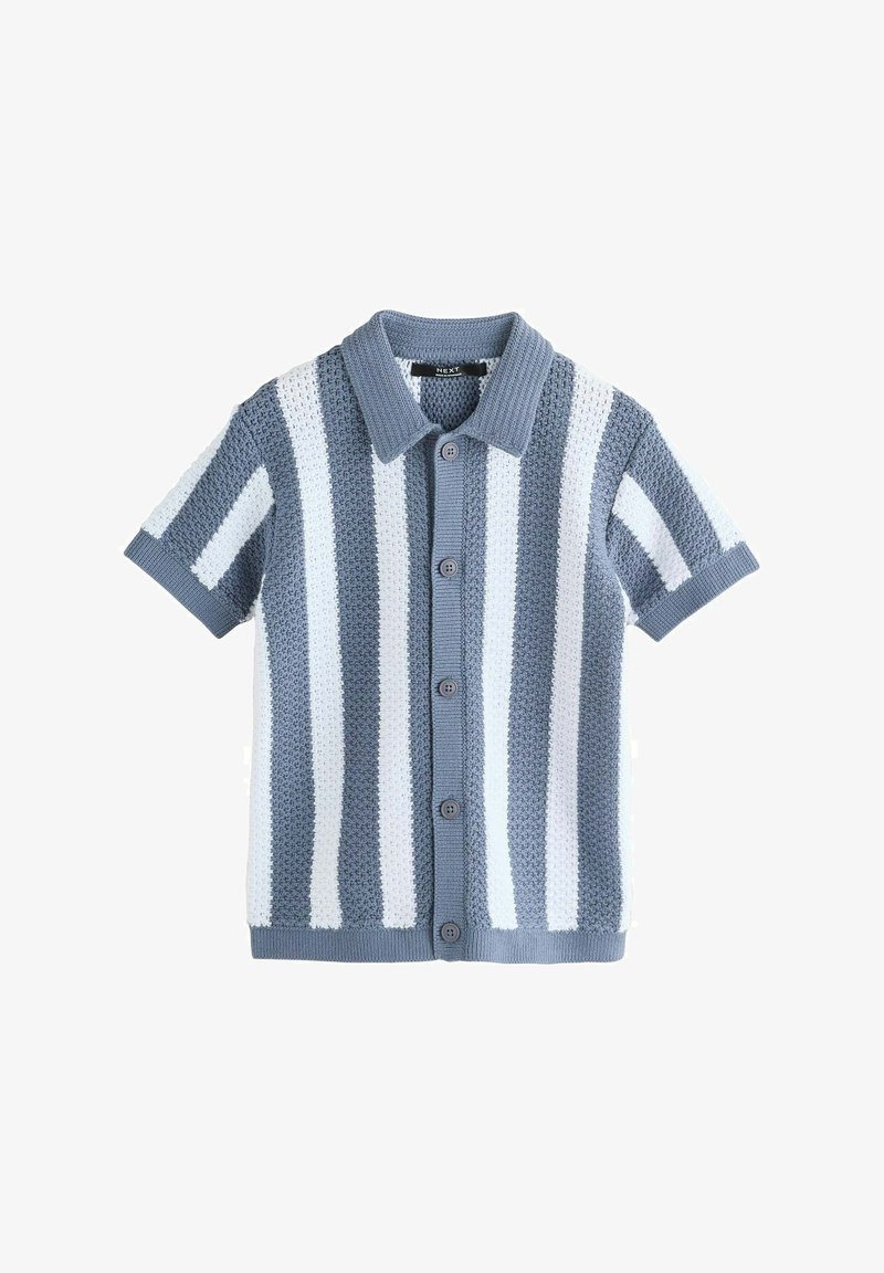 Cardigan en maille à manches courtes avec des rayures verticales bleues et blanches, fermeture à boutons sur le devant et col pointu.