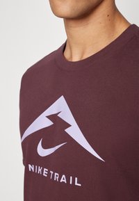 Nike Performance M NK DF TEE TRAIL LOGO - Športne majice - burgundy crush