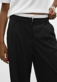 Vero Moda VMMADJA MITTLERE TAILLE - Pantaloni - black