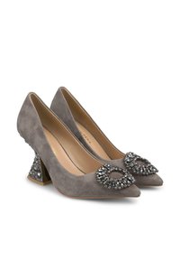 Décolleté in suede grigio con punta affusolata. Presenta un accento gioiello sulla punta e un tacco a blocco testurizzato adornato con dettagli di perline.
