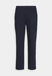 Pantalon bleu marine à coupe droite, avec une texture lisse, deux poches arrière et une ceinture classique. Uni, sans motifs.