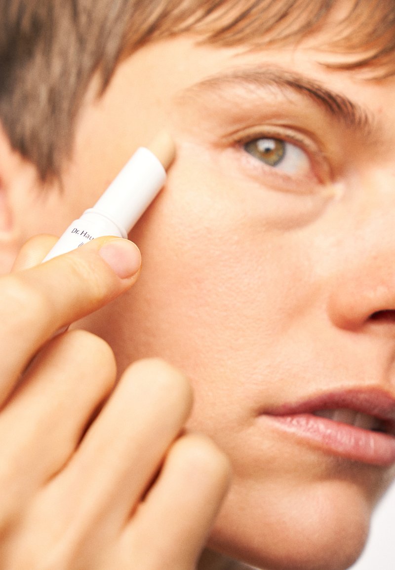 Dr. Hauschka Coverstick – Kleur Sand – Dekkende Concealer Voor Oneffenheden En Donkere Kringen – Natuurlijke Ingrediënten