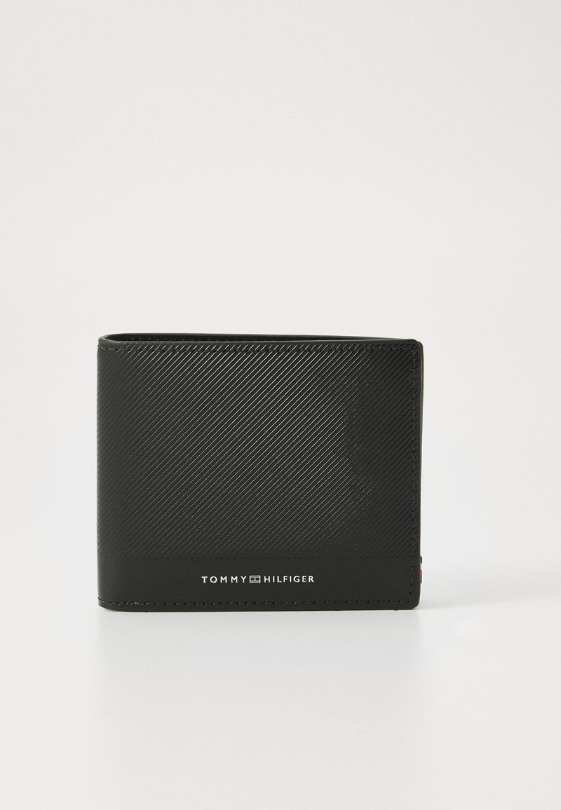 Portefeuille bi-fold noir en cuir lisse avec un motif texturé, featuring un logo blanc en bas et un accent rouge.