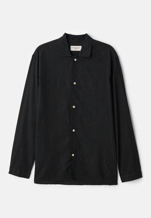 Camisa negra de manga larga hecha de una tela ligera, con cuello de solapa, cierre de botones y un corte relajado. Diseño simple con una textura suave.