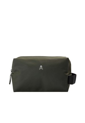 Neceser rectangular de color verde oscuro con cremallera, pequeño logo de calavera y huesos cruzados centrado y asa lateral negra a la derecha.
