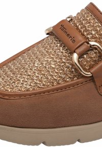 Scarpa marrone slip-on con tessuto dorato intrecciato, dettagli in pelle e una fibbia decorativa. Punta arrotondata e suola in gomma.