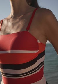 Next TUMMY CONTROL BANDEAU TALL - Badedragt - red black stripe