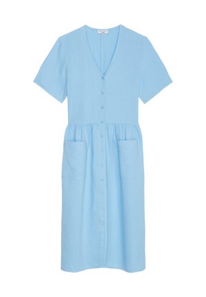 Rochie albastră deschisă realizată dintr-un material texturat, cu decolteu în V, mâneci scurte, închidere cu butoane și două buzunare frontale.