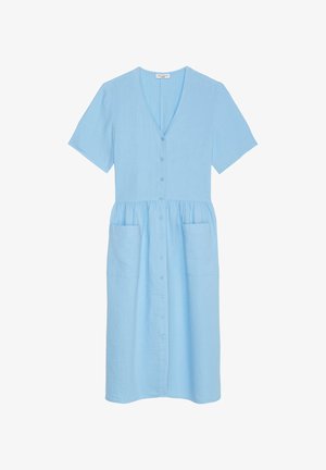 Rochie albastră deschisă realizată dintr-un material texturat, cu decolteu în V, mâneci scurte, închidere cu butoane și două buzunare frontale.