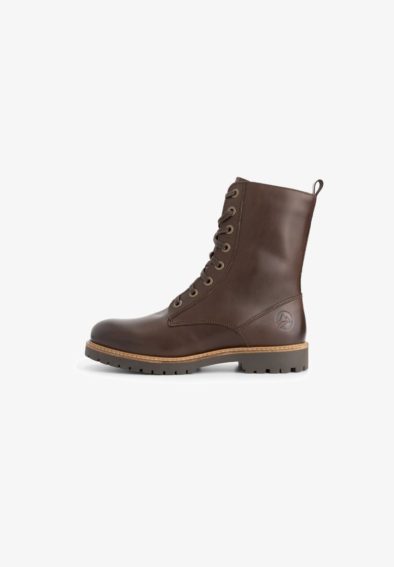 Bruine leren veterschoen met een ronde neus, tankleurige stiksels en een getextureerde rubberen zool. Heeft een aantrekloop en merkdetail op de hak.