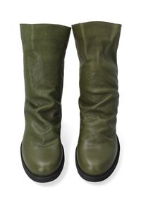 Olivgrüne Lederstiefel mit einem lässigen Design, runder Zehenform und schwarzen Gummisohlen. Glatte Textur mit subtilen Faltendetails.